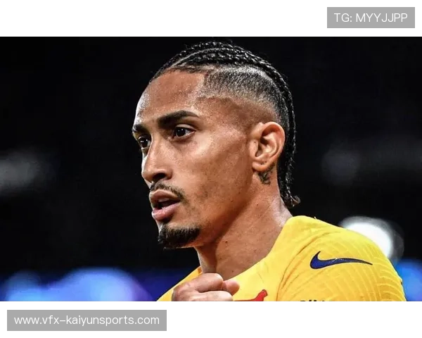 诺坎普球迷高歌致敬拉菲尼亚，巴西边锋晃过奥布拉克成经典镜头